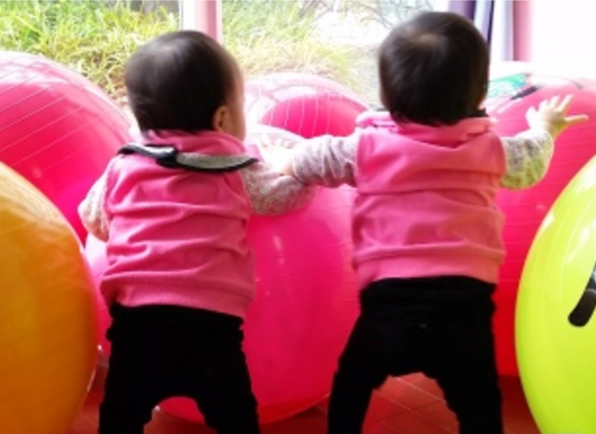kabeyama_baby-yoga_twin